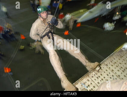 061127-N-8907D-005 de la mer d'Oman (nov. 27, 2006) - plongeur de la Marine américaine 1re classe John Doran avec l'unité mobile de destruction des engins explosifs (6 EODMU-6), le Détachement 16, procède à repousser et à partir d'une plate-forme de formation d'insertion dans la zone à bord de la classe Nimitz porte-avions USS Dwight D. Eisenhower (CVN 69). Eisenhower et entrepris Carrier Air Wing (CVW-7) sont sur un modèle de déploiement à l'appui d'opérations de sécurité maritime. U.S. Navy photo by Mass Communication Specialist Seaman David Danals (libéré) US Navy 061127-N-8907D-005 plongeur de la Marine américaine 1re classe John Doran avec Explosive Ordnance Di Banque D'Images