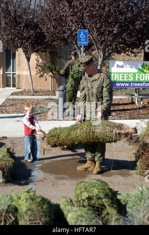 061129-N-0888R-164 Miramar, Californie (nov. 29, 2006) Ð Le Cpl. Patrick Ross et son fils choisir un arbre de Noël fait don au Marine Corps Air Station Miramar. Les producteurs d'arbres de Noël et les détaillants ont fait don d'arbres de Noël dans les bases militaires aux États-Unis et outre-mer au cours des deux dernières années. L'esprit de Noël Fondation et FedEx, en coopération avec l'Association de l'arbre de Noël National, ont organisé un effort national pour stimuler l'esprit de Noël pour hommes et femmes. U.S. Navy photo by Mass Communication Specialist Seaman JosŽ R. Rol-n (libéré) US Navy 061129-N-0888R-164 le Cpl. Patr Banque D'Images