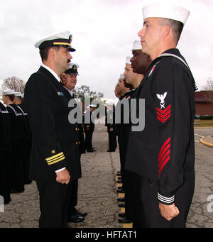 061130-N-9246G-010 Pensacola, Floride (nov. 30, 2006) - Le Lieutenant Cmdr. Darrel évêque, chargé de formation au Centre d'information Dominance (CID) Corry Station. Corry CID a tenu sa station d'inspection du personnel de l'automne en vue du tournant de l'uniforme d'hiver. U.S. Navy photo de Mme Darlene Goodwin (libéré) US Navy 061130-N-9246G-010 Le Lieutenant Cmdr. Darrel évêque, chargé de formation au Centre d'information Dominance (CID) Corry Gare Banque D'Images