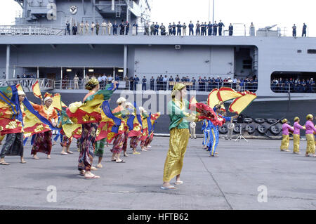 070216-N-9604C-074 General Santos, Philippines (fév. 16, 2007) - Les danseurs de l'Université d'état de Mindanao en concert lors de la cérémonie d'accueil de commandement amphibie USS Blue Ridge (CAC 19), au cours d'un service dans le port de la ville de General Santos. Blue Ridge et engagé du personnel 7e Flotte des États-Unis sont aux Philippines dans le cadre du projet d'amitié, une aide humanitaire/projet de service communautaire avec les forces armées des Philippines. Tout au long de leur séjour, le shipÕs environ 1 000 membres d'équipage et du personnel, ainsi que des Marines embarqués et Seabees, participera à la construction d'une amitié Banque D'Images