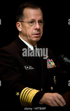 061214-N-0696M-032 La Nouvelle Orléans, Louisiane (déc. 14, 2006) - Chef des opérations navales (ONC) Adm. Mike Mullen parle au Collège/University-Minority Noir Conférence de l'Institution à La Nouvelle-Orléans. U.S. Navy photo by Mass Communication Specialist 1re classe Chad J. McNeeley (libéré) US Navy 061214-N-0696M-032 Chief of Naval Operations (ONC) Adm. Mike Mullen parle à la minorité historique College-University noir-conférence de l'Institution à La Nouvelle-Orléans Banque D'Images