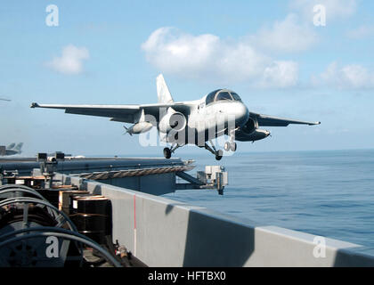 020828-N-9593M-019 en mer à bord du USS ABRAHAM LINCOLN (CVN 72) 28 août 2002 -- Un S-3B 'Viking' attribué à la "catégorie bleue" Les loups de mer de l'Escadron de contrôle trois cinq (VS-35), lance à partir de la catapulte trois pendant les opérations de vol à bord du USS Abraham Lincoln. Le S-3B Viking est un tous les jours, porte-avions à réaction, offrant une protection contre les combattants de surface hostile tout en fonctionnant comme les groupes aéronavals des frais généraux-mission principale des pétroliers. Extrêmement polyvalent, l'aéronef est équipé pour de nombreuses missions, y compris la surveillance, jour et nuit, des contre-mesures électroniques, et de commande Banque D'Images