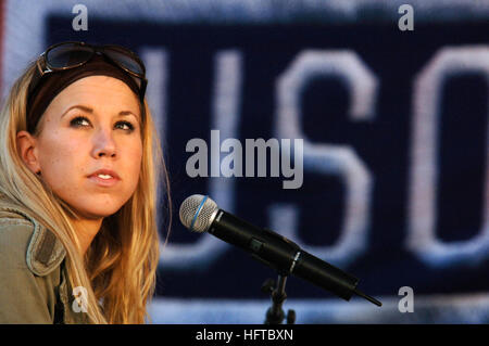 061214-N-8148A-014 le Koweït (31 déc. 14, 2006) - Country Music chanteur, guitariste et claviériste Shevy Smith répète une chanson avec l'artiste et de l'ancien pays de l'armée américaine Ranger Keni Thomas avant de jouer pour les membres services aux États-Unis dans le cadre de l'United Service Organizations (USO) Sgt. Major de l'Armée de l'espoir et la liberté Tour 2006. Usage propose des animations tours pour remonter le moral des membres de services américain basé à l'étranger. U.S. Navy photo by Mass Communication Specialist 2e classe Kitt Amaritnant (publié) US Navy 061214-N-8148A-014 Country Music chanteur, guitariste et claviériste Banque D'Images