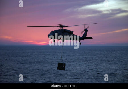 061215-N-2561M-001 de l'Océan Atlantique (Dec. 15, 2006) - Un MH-60 Seahawk attaché à l'hélicoptère de combat de chargeurs Mer Escadron Deux Six (HSC-26) se prépare à déposer à bord des fournitures de classe Nimitz porte-avions USS Theodore Roosevelt (CVN 71). HSC-26 transférés des approvisionnements de la commande de transport maritime militaire (MSC) cargaisons sèches/munitions ship USNS Lewis et Clark (T-AKE 1), au cours d'un ravitaillement vertical en mer. Roosevelt est en ce moment le maintien de compétences dans le cadre de la flotte plan d'intervention. U.S. Navy photo by Mass Communication Specialist 1re classe John Mason (libéré) US Navy 061215-N-2561M Banque D'Images
