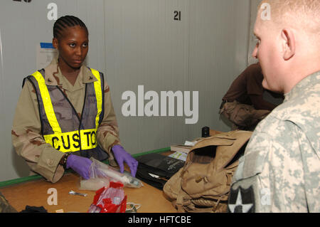 061223-N-5758H-113 le Koweït (31 déc. 23, 2006) - 3e classe Ogarro stockeur Natasha, attribué à coutumes Bataillon Romeo, inspecte et recherche les effets personnels d'un soldat pour assurer ses bagages est libre de contrebande à une base aérienne en Asie du Sud-Ouest. Coutumes Bataillon Romeo effectue le personnel et l'équipement des inspections en Iraq et le Koweït pour empêcher la contrebande d'entrée aux États-Unis. U.S. Navy photo by Mass Communication Specialist Seaman Kenneth R. Hendrix (libéré) US Navy 061223-N-5758H-113 stockeur 3 Classe Ogarro Natasha, attribué à coutumes Bataillon Romeo, inspecte un Banque D'Images