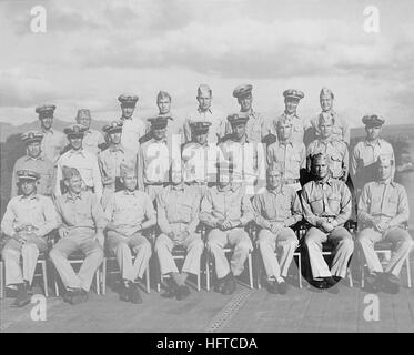 061227-N-0000X-002 Naval Historical Photo 80-G-173719 : (oct. 24, 1943) Ð photo de groupe shipÕs les officiers de tir rapide à bord du porte-avions USS Monterey (CVL) 26. Deuxième à droite sur la photo en première ligne est le lieutenant Gerald R. Ford Jr., qui est devenu plus tard le 38e président des États-Unis (1974-1977). Ford a reçu sa commission en qualité d'aspirant dans la Réserve navale des États-Unis le 13 avril 1942 au plus tard et a participé à de nombreuses actions dans le Pacifique à bord du USS Monterey. Il a obtenu le grade de Lieutenant-commandant, et a finalement été libéré du service actif en vertu de conditions honorables en février 1946 Banque D'Images