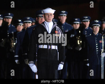 061230-F-8968M-058 La base aérienne d'Andrews, dans le Maryland (déc. 30, 2006) Ð Un marin affecté à la garde d'honneur de cérémonie, ainsi que des membres de la United States Air Force Band stand au prêt que le cercueil de Gerald R. Ford, 38e président des États-Unis, débarque un VC-25 avion présidentiel à Andrews Air Force Base, au cours d'une procession funéraire d'adieu en l'honneur national l'ancien commandant en chef. Dans une proclamation annonçant officiellement sa mort, le Président Bush fait référence à l'ancien président comme Òa gentleman qui reflète le meilleur dans AmericaÕs.caractère Ó Le président Ford va Banque D'Images