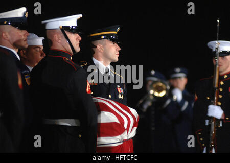 Le cercueil de Gerald R. Ford est porté par la garde d'honneur de cérémonie à Andrews Air Force Base, Md., 30 décembre 2006, dans le cadre du cortège funéraire d'adieu en l'honneur de l'ex-commandant en chef. Le personnel du Département contribuent à l'honneur, la Ford 38e président des États-Unis, qui est décédé le 26 décembre. Reste de Ford sont en route pour Washington, D.C., pour des funérailles d'état dans la rotonde du Capitole et d'un service funèbre à la cathédrale nationale de Washington, suivi d'inhumation au Michigan. (U.S. Air Force photo de Tech. Le Sgt. Christopher J. Matthews (sortie 061 de l'US Navy) Banque D'Images