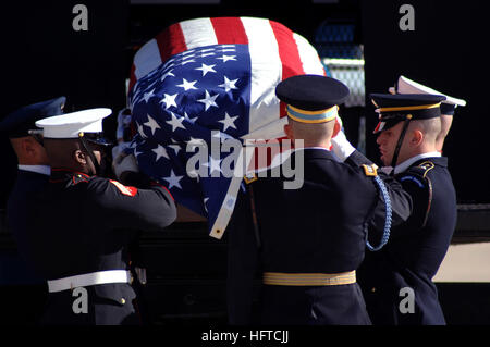 070102-F-8968M-263 La base aérienne d'Andrews, dans le Maryland (janv. 2, 2007) Ð La garde d'honneur cérémonie place le cercueil de Gerald R. Ford, 38e président des États-Unis, dans le VC-25 avion pendant une cérémonie de départ militaire organisée en son honneur. Ford est décédé à son domicile à Rancho Mirage, en Californie, le 26 décembre à l'âge de 93 ans. D' inhumation est prévue le 3 janvier à la Gerald R. Ford Presidential Museum à Grand Rapids, Michigan photo Tech. Le Sgt. Christopher J. Matthews (libéré) US Navy 070102-F-8968M-263 la garde d'honneur cérémonie place le cercueil de Gerald R. Ford, 3 Banque D'Images