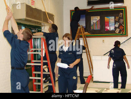 070105-N-9246G-015 Pensacola, Floride (janv. 5, 2007) - Les étudiants du Centre d'information Dominance (CID) Corry Gare passer une journée au cours de vacances peinture de l'école élémentaire de Warrington. Superviseur d'emploi Technicien en électronique de l'Aviation 1re classe Jon Lawson, qui sert de premier maître de bataillon Delta à CID, dit les marins eu plaisir à donner de leur temps et efforts pour améliorer l'école. Christine Nixon principal a déclaré que les marins investis dans ses élèves à ce jour et a démontré que les gens qui protègent notre pays se soucient également la façon dont les enfants font à l'école. Na américain Banque D'Images