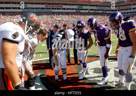 Pendant les cérémonies d'ouverture pour une nation de Football League (NFL), les joueurs du Minnesota Vikings et les Tampa Bay Buccaneers equipes observer le tirage au sort, comme l'US Air Force (USAF) Major-général (MGEN) (Sélectionnez) Wayne Hodges, Commandant, 6e Escadre de la mobilité aérienne, l'armée des États-Unis (USA) Général (GEN) Tommy Franks, commandant de l'US Central Command, et GEN USAF Charles Holland, Commandant, US Special Operations Command (SOC), support à l'arrière-plan. La NFL a invité les responsables militaires au jeu de participer à une cérémonie de célébration de la Journée des anciens combattants. Walsh Culpepper Birk Banque D'Images