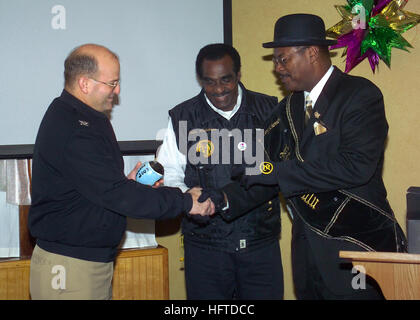 070118-N-0857S-005 La Nouvelle Orléans (janvier 1985). 18, 2007) - COMMANDANT Le Capitaine Scott Beyer, la base navale américaine de la Nouvelle Orléans, reçoit la Zulu coconut de Larry Hammond, 2007 Roi de la Zulu Social Aid and Pleasure Club, et Clarence Becknell, Zulu historien. Les membres du Club sont venus à la base pour le personnel de donner un aperçu du monde privé de la Zulu club et les remercier de leur service militaire. Le personnel militaire a reçu de souvenirs du club et spéciaux invite à beaucoup des clubs Mardi Gras exclusif parties. La Zulu club a été établi en 1916 et est une grande et importante partie de N Banque D'Images