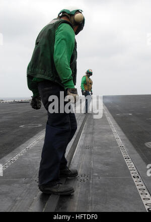 080710-N-1281H-238 NORD DE LA MER D'OMAN (10 juillet 2008) l'Aviation maître de Manœuvre (Équipement) de 1re classe Michael Hollick et aviation maître de Manœuvre (Équipement) Airman Kevin Poblete 'wrap' la catapulte en plaçant une protection en caoutchouc dans la catapulte la voie avant de remonter à bord d'avions de la classe Nimitz le porte-avions USS ABRAHAM LINCOLN (CVN 72). Lincoln est déployé sur le 5e Flotte des États-Unis zone de responsabilité pour soutenir les opérations Iraqi Freedom et Enduring Freedom ainsi que d'opérations de sécurité maritime. U.S. Navy photo de l'électronique d'aviation aviateur Technicien Ashley Houp (publié) Banque D'Images