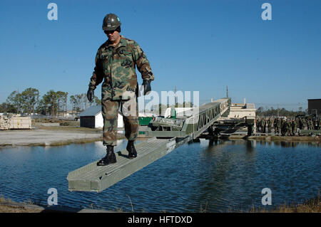 070129-N-7367K-005 Gulfport, Mississippi (jan. 29, 2007) - 1ère classe Métallos Bobby Wilson, un affecté à Seabee Bataillon mobile de construction navale un (NMCB-1), est l'un des premiers à traverser un quasi intégral, pont moyen (MGB) comme partie de la formation pour les deux semaines de cours de la BTP. La formation sera prête 42 attribué à Seabees NMCB-1 pour leur prochaine d'exercices sur le terrain et de déploiements futurs. U.S. Navy photo by Mass Communication Specialist 2e classe Demetrius Kennon (libéré) US Navy 070129-N-7367K-005 métallurgiste 1re classe Bobby Wilson, un affecté à Seabee Construction Mobile Naval Battal Banque D'Images