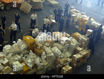 Les marins à bord de l'USS Dwight D. Eisenhower (CVN 69) aident à trier 65 000 livres de courrier lors d'un réapprovisionnement en cours avec l'USNS Arctic (T-AOE 8), soutenant le Carrier Air Wing Seven et les opérations de sécurité maritime. Banque D'Images