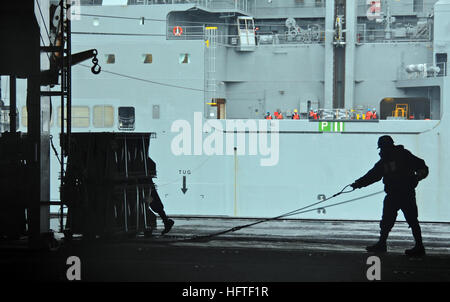 070207-N-8923M-027 de l'Océan Atlantique (10 févr. 7, 2007) - UN MARIN décharge explosées à bord de la classe Nimitz porte-avions USS Harry S. Truman (CVN 75) après avoir été transféré de la commande de transport maritime militaire (MSC) cargaisons sèches/munitions ship USNS Lewis et Clark (T-AKE 1) lors d'une munitions onload. C'est Lewis et Clark en cours inaugural de l'UNREP (reconstitution). Truman est actuellement en cours de conduite d'opérations dans l'océan Atlantique. U.S. Navy photo by Seaman Kevin T. Murray Jr. (libéré) US Navy 070207-N-8923M-027 un marin à bord d'ordnance décharge de classe Nimitz porte-avions USS Harry S. Truman Banque D'Images