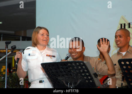 070209-N-2468S-003 Manille, Philippines (fév. 9, 2007) - Musicien 2e classe Jessica Hatfield, gauche, effectue aux côtés de République de marins aux Philippines lors d'un concert public tenu à Glorietta. Commande amphibie USS Blue Ridge (CAC 19) et lancé 7e flotte personnel est aux Philippines dans le cadre du projet d'amitié, une aide humanitaire/projet de service communautaire avec les forces armées des Philippines. Tout au long de leur séjour, le navire participera à la consolidation de l'amitié et la bonne volonté des activités génératrices de revenus. U.S. Navy photo by Mass Communication Specialist 1re classe Terry Spai Banque D'Images