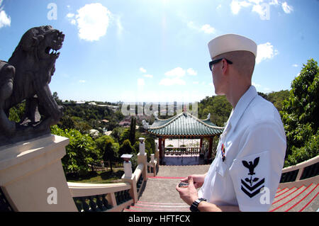 070212-N-8946D-236 La ville de Cebu, aux Philippines (fév. 12, 2007) - Officier de 2e classe AerographerÕs Joshua attaché à Lund, commandant de la 7ème Flotte américaine donne du personnel à la ville de Cebu à partir d'un Temple taoïste. Les marins attachés au commandement amphibie USS Blue Ridge (CAC 19) et le personnel a entrepris le tour de la ville pendant leur visite portuaire. Blue Ridge et est aux Philippines dans le cadre du projet d'amitié, une aide humanitaire/projet de service communautaire avec les forces armées des Philippines. U.S. Navy photo by Mass Communication Specialist 1re classe Daniel Day (libéré) US Navy 070212-N-8946D-236 æ Banque D'Images