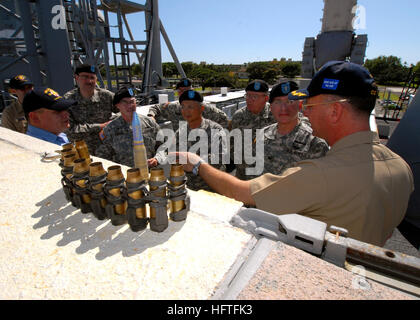 070214-N-4965F-010 Pearl Harbor, Hawaï (fév. 14, 2007) - USS Lake Erie (CG 70) Commandant, le capitaine Randall Hendrickson, incendie et Controlman 2e classe Harold Granberg, bref des aumôniers de l'armée américaine, l'Armée américaine du Pacifique (USARPAC) sur les capacités de la Phalange Fermer dans le système d'armes (CWIS) lors d'une visite au navire. Plus de 60 aumôniers de l'armée américaine et les assistants de USARPAC visité le lac Érié dans le cadre de la conférence annuelle de la commande USARPAC Les aumôniers, qui a souligné l'importance croissante de l'utilisation de la Marine en un service commun de l'environnement. U.S. Navy photo by Mass Communication Banque D'Images