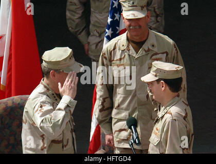 070227-N-8560S-001 Manama, Bahreïn (fév. 27, 2007) - Au cours d'une cérémonie de passation de commandement à la base navale américaine de Bahreïn, Vice-Adm. Kevin Cosgriff salue Vice Adm. Patrick Walsh, tout en commandant adjoint U.S. Naval Forces Central Command Adm arrière. Scott regarde sur Swift. Cosgriff soulagé Walsh en tant que commandant, U.S. Naval Forces Central Command/U.S. 5e flotte au cours de la cérémonie. U.S. Navy photo by Mass Communication Specialist 2e classe Christopher T. Smith (libéré) US Navy 070227-N-8560S-001 au cours d'une cérémonie de passation de commandement à la base navale américaine de Bahreïn, Vice-Adm. Kevin Cosgriff salue Banque D'Images