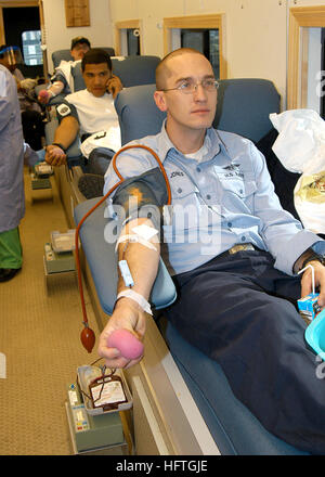 070302-N-9271M-001 SAN DIEGO (2 mars 2007) Ð Un marin affecté au navire d'assaut amphibie USS Peleliu (LHA 5) fait un don de sang au cours d'un disque pour un ex-shipmateÕs fils qui est atteint de leucémie. Chef d MachinistÕs JamesÕ Mate Michael fils a été diagnostiqué avec la maladie en novembre 2006, et en dépit de JamesÕs récent transfert du navire, l'équipage du "Fer Nickel' s'est rallié derrière lui et son fils pour venir en aide à tous les moyens. U.S. Navy photo by Mass Communication Specialist 1re classe Jason McKnight (libéré) US Navy 070302-N-9271M-001 un marin affecté au navire d'assaut amphibie USS PELELIU ( Banque D'Images