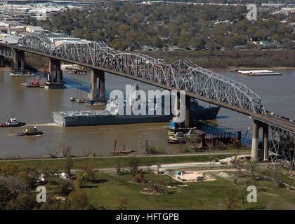 L'unité de pré-mise en service USS New Orleans (LPD 18) quitte le chantier naval Avondale, transitant par le fleuve Mississippi sous le pont Huey P. long en route vers la mise en service. Banque D'Images