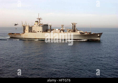 030405-N-9712C-001 le golfe Persique (avr. 5, 2003) -- Un hélicoptère SH-60 Seahawk ramasse explosées du ravitaillement de munitions militaires commande navire USNS Kiska (T-AE 35) pour livraison à bord du USS Constellation (CV 64) lors d'un ravitaillement en mer verticale (VERTREP). La Force de porte-avions Constellation est déployée dans le cadre de l'opération Iraqi Freedom, la coalition multinationale visant à libérer le peuple irakien, d'éliminer les armes de destruction massive de l'Iraq et de mettre fin au régime de Saddam Hussein. U.S. Navy Photo by : Photographer's Mate Airman John P. Curtis. (Libéré) USNS Kiska T-AE-35 Banque D'Images