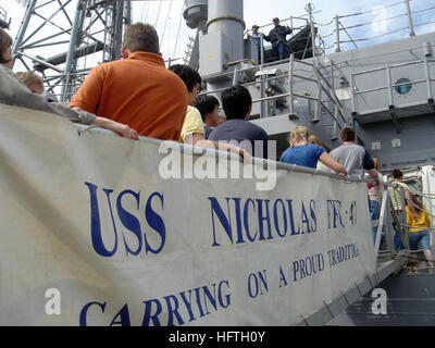 070331-N-8361C-002 NORFOLK, Virginie (31 mars 2007) - étudiants en histoire de l'école secondaire d'Appleton, Wisconsin, traverser le front de la frégate lance-missiles USS Nicholas (FFG 47) qu'ils commencent leur tournée du navire. Les étudiants et leurs superviseurs adultes arrêté à Hampton Roads pendant une tournée du pays de divers sites historiques. U.S. Navy photo by Mass Communication Specialist 2e classe Riza Caparros (libéré) US Navy 070331-N-8361C-002 étudiants en histoire de l'école secondaire d'Appleton, Wisconsin, traverser le front de la frégate lance-missiles USS Nicholas (FFG 47) qu'ils commencent leur tournée du navire Banque D'Images