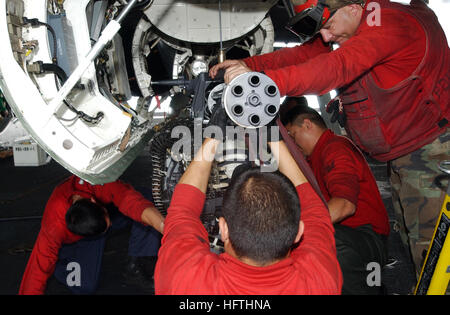 070317-N-4009P-195 de l'OCÉAN PACIFIQUE (17 mars 2007) - Aviation ordnancemen travailler ensemble pour extraire la Vulcan 20mm canon à partir d'un F/A-18E Super Hornet, affecté à l'Escadron de chasse de grève ÒEaglesÓ (VFA) 115, pour une inspection de routine à bord du porte-avions de classe Nimitz USS Ronald Reagan (CVN 76). Groupe aéronaval du Ronald Reagan et entrepris l'Escadre aérienne de transporteur (CVW) 14 sont en cours à l'appui des opérations dans l'ouest du Pacifique. U.S. Navy photo by Mass Communication Specialist Seaman Joe (Peintre) PARUTION US Navy 070317-N-4009P-195 Le ordnancemen Aviation travailler ensemble pour extraire le 20mm Banque D'Images