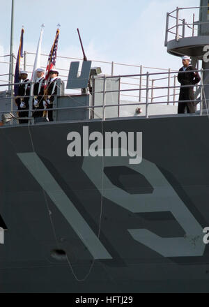 070321-N-5253W-002 Yokosuka, Japon (21 mars 2007) - Les couleurs détail à bord du navire de commandement amphibie USS Blue Ridge (CAC 19) présenter les couleurs que Blue Ridge tire sur la base d'opérations déployées à l'avant des activités de la flotte de Yokosuka. Le navire est retourné à Yokosuka, Japon, d'un déploiement des missions humanitaires et des opérations à la 7ème flotte. U.S. Navy photo by Mass Communication Specialist Seaman Gabriel S. Weber (libéré) US Navy 070321-N-5253W-002 Les couleurs détail à bord du navire de commandement amphibie USS Blue Ridge (CAC 19) présenter les couleurs que Blue Ridge tire vers l'avant déployé operati Banque D'Images