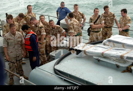 070328-6794Z-011 GOLFE PERSIQUE (28 mars 2007) - Royal Marines britanniques attendre à bord de navires de la Marine irakienne P 101 dans le golfe Persique. Les Royal Marines vont se lancer le HMS Cornwall (F 99) à l'appui d'opérations de sécurité maritime. La MSO aider à établir les conditions pour la sécurité et la stabilité dans l'environnement maritime, ainsi que compléter les efforts de contre-terrorisme et de sécurité des pays régionaux. Ces opérations terroristes internationaux refuser l'utilisation de l'environnement maritime en tant que lieu de l'attaque ou au transport du personnel, d'armes ou d'autres matières. U.S. Navy photo by Mass Communication Specialist 2e cl Banque D'Images