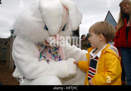 070331-N-2143T-002 BREMENTON, Washington (31 mars 2007) - Chef de la Spécialiste culinaire James Willis joue le lapin de Pâques comme il est accueilli par les enfants au cours d'une chasse aux œufs de Pâques organisée par l'United States, Base de son incorporation aux anciens combattants Sous-marins (USSVI) pour la flotte de la classe Ohio-sous-marin SNLE USS Louisiana (743). U.S. Navy photo by Mass Communication Specialist 2e classe Maebel Tinoko (libéré) US Navy 070331-N-2143T-002 Spécialiste culinaire Chef James Willis joue le lapin de Pâques comme il est accueilli par les enfants au cours d'une chasse aux œufs de Pâques event Banque D'Images