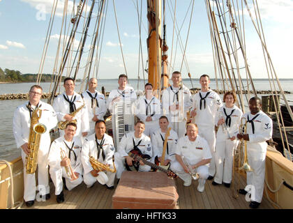 070402-N-8704K-012 Jamestown, en Virginie (2 avril 2007) - La Marine Show Band pose pour une photo à bord du 17e siècle navire à voiles Godspeed, une réplique de l'un des quatre navires qui ont amené les colons anglais de la Virginie en 1607, lors de l'historique Jamestown Settlement. U.S. Navy photo by Mass Communication Specialist 2e classe Joshua Karsten (libéré) US Navy 070402-N-8704K-012 La Marine Show Band pose pour une photo à bord du 17e siècle navire à voiles Godspeed, une réplique de l'un des quatre navires qui ont amené les colons anglais de la Virginie en 1607 Banque D'Images