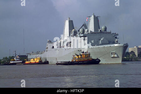 070403-N-0857S-003 La base navale américaine de New Orleans, La (3 avril 2007) l'USS New Orleans (LPD-18) s'écarte de la base navale américaine de la Nouvelle Orléans avec l'aide de trois remorqueurs. La Nouvelle Orléans restés à la NSA pour un peu plus de trois semaines pour compléter la formation, certifications, et d'entretien avant de partir pour sa première croisière à son port d'attache à San Diego. La Nouvelle Orléans est le navire le plus récent de la Marine et a été construit à Avondale, Louisiane et baptisé en Nouvelle Orléans le 10 mars 2007. U.S. Navy photo by Sam Shore US Navy 070403-N-0857S-003 Le transport amphibie s dock Banque D'Images