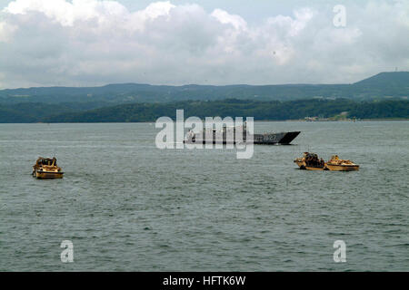 050706-N-4772B-194 Sasebo Harbor (6 juillet 2005) - Une paire de lumière réapprovisionnement amphibie Cargo (LARC) véhicules de 5 tonnes, tenus par des membres de l'unité, et un contremaître de Landing Craft Utility (LCU) 1627, tenus par des membres de l'une unité d'Assaut (ACU-1), mener des opérations à l'extérieur du port de Sasebo. USS Harpers Ferry (LSD 49) et l'USS Essex (DG 2) participent actuellement à la formation de spécialité amphibie, qui certifie le pont du coffre pour les opérations. Photo de la Marine américaine par le journaliste 2e classe Brian P. Biller (libéré) US Navy 050706-N-4772B-194 Une paire de lumière réapprovisionnement amphibie Cargo (LARC) 5-ton veh Banque D'Images