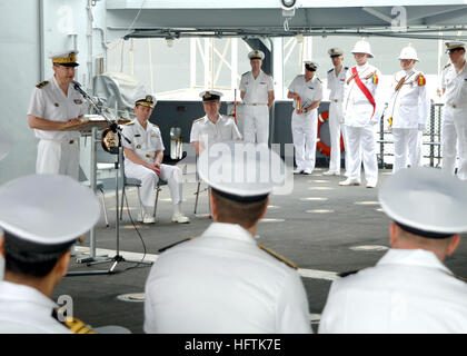 070404-N-8560S-003 Mina Salman, Bahreïn (4 avril 2007) - French Navy Adm arrière. Alain Hinden service adresses membres et invités lors d'une cérémonie de changement de contrôle à bord du navire de soutien à flot français (FS) une somme (631). Hinden soulagé Royal Navy le Commodore Bruce Williams comme commandant de la Force 150 au cours de la cérémonie. U.S. Navy photo by Mass Communication Specialist 2e classe Christopher T. Smith (libéré) US Navy 070404-N-8560S-003 de la marine française Adm arrière. Alain Hinden service adresses membres et invités lors d'une cérémonie de changement de contrôle à bord du navire de soutien à flot français (FS) une somme (631) Banque D'Images