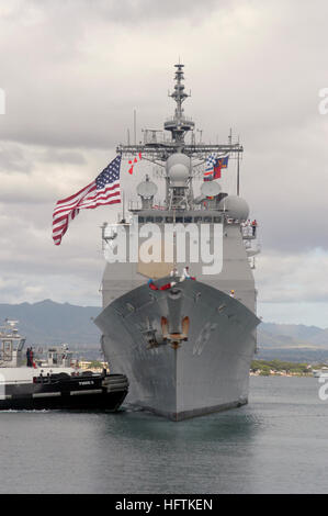 031102-N-1618Z-011 Pearl Harbor, Hawaï (nov. 2, 2003) -- l'assistance d'un remorqueur portuaire de Chosin, USS (CG 65) pouces ses derniers pieds retour à l'accueil vers son poste à quai à Pearl Harbor, Hawaii. Plus de 350 officiers et marins à bord du Pearl Harbor basé croiseur lance-missiles est rentrée d'un sept mois de déploiement de l'ouest du Pacifique. Déploiement de Chosin avec plus de 8 000 marins de la Flotte du Pacifique affectés à l'USS Nimitz (CVN 68) Groupe aéronaval dans le cadre de l'opération Iraqi Freedom. U.S. Navy photo by Photographer's Mate 2e classe Steven A. Zurell. (Libéré), USS (CG-65) de Chosin retourne à la poire Banque D'Images