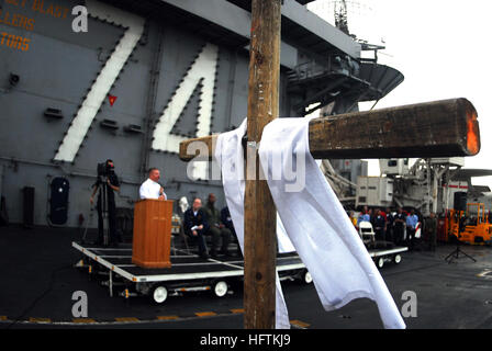 070408-N-9928E-046 de la mer d'Oman (8 avril 2007) - Le Cmdr. William Kennedy, l'aumônier du navire, préside l'Easter Sunrise Service sur le poste de pilotage de la classe Nimitz porte-avions USS JOHN C. STENNIS (CVN 74). Stennis, dans le cadre de la John C. Stennis dans le groupe, est sur un déploiement prévu à l'appui d'opérations de sécurité maritime (ASM). La MSO aider à établir les conditions pour la sécurité et la stabilité, ainsi qu'une aide à la lutte contre le terrorisme et les efforts déployés pour la sécurité des pays régionaux. U.S. Navy photo by Mass Communication Specialist Seaman Josue Leopoldo Escobosa (libéré) US Navy 0704 Banque D'Images