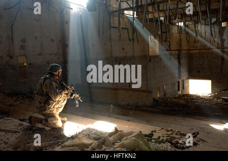 Lieutenant de l'armée américaine Fox Amos obtient un bâtiment dans une substance dans d'armes Hateen, Iraq, 6 février 2006, pour configurer la sécurité du Ashurah pèlerins qui seront de passage à Karbala, en Irak. Les soldats de l'armée des États-Unis travaillent de concert avec le 2e Bataillon de l'armée irakienne et la police irakienne pour configurer la sécurité. Fox est un feu d'appui du pour la Compagnie Bravo, 2e Bataillon, 8e Régiment d'infanterie, 2e Brigade Combat Team, 4e Division d'infanterie. (U.S. Photo par le photographe de la marine 4400 2e classe Katrina Beeler) (Publié) US Navy 060206-N-8252B-048 2e Armée américaine le lieutenant Amos Fox obtient un bâtiment dans une coopération d'armes Banque D'Images