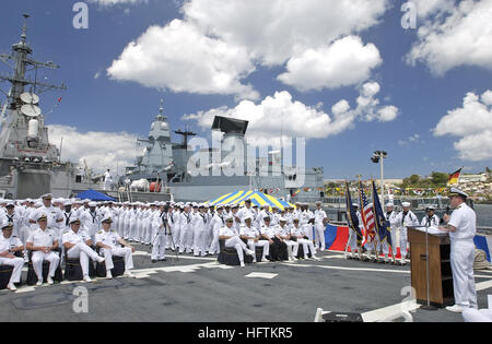 070411-N-5459S-032 FORT DE FRANCE, Martinique (11 avril 2007) Ð le Cmdr. Richard M. Miller Jr. parle aux marins affectés au destroyer lance-missiles USS Mahan (DDG 72) après qu'il a pris ses fonctions en tant que commandant. Miller soulagé la Cmdr. Frank J. Olmo durant la cérémonie de passation de commandement. U.S. Navy photo by Mass Communication Specialist Seaman Vincent J. Rue (libéré) US Navy 070411-N-5459S-032 Le Cmdr. Richard M. Miller Jr. parle aux marins affectés au destroyer lance-missiles USS Mahan (DDG 72) après qu'il a pris ses fonctions en tant que commandant Banque D'Images