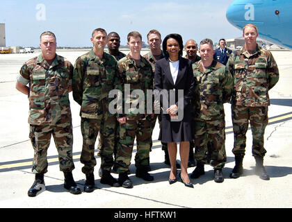 070523-N-7575W-005 Point Mugu, Californie (23 mai 2007)- Le secrétaire d'État Condoleezza Rice fait une pause pour une photo avec des explosifs et des munitions (unité mobile) EODMU 3 Détachement. Secrétaire Rice quitte Point Mugu, après avoir participé à une cérémonie de dépôt de gerbes à la Reagan Library, situé à Simi Valley, Californie, avec Ministre australien des affaires étrangères Alexander Downer. U.S. Navy photo By Mass Communication Specialist 2e classe Jason R. Williams (libéré) US Navy 070523-N-7575W-005 Secrétaire d'État Condoleezza Rice fait une pause pour une photo avec Explosive Ordnance Dispos Banque D'Images