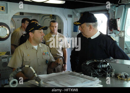 070412-N-3888C-002 AUGUSTA BAY, en Sicile (12 avril 2007) Ð le Cmdr. John A. Carter, commandant du destroyer lance-missiles USS Roosevelt (DDG 80), donne un tour du navire de la marine italienne Vice Adm. Roberto Cesaretti, commandant du Commandement de la Composante maritime alliée à Naples, au cours d'une visite avant le début de l'exercice multinational Noble Manta 2007. Noble Manta est conçu pour fournir aux Forces de réaction de l'OTAN pour la formation des unités participantes, investir dans la lutte anti-sous-compétences. Roosevelt est le fleuron d'OTAN (SNMG2). U.S. Navy photo by mass Com Banque D'Images