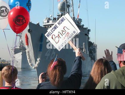 031216-N-8977L-001 Naval Station San Diego, Californie (déc. 16, 2003) -- les familles et les amis attendent avec impatience pour leurs proches affectés à la frégate lance-missiles USS Rentz (FFG 46) pour amarrer au quai 5 à la Naval Station San Diego, après un déploiement de six mois dans le Pacifique Sud-Est. Au cours de leur déploiement Rentz récupéré 37 kg de cocaïne et arrêté cinq suspects, qui ont été remis aux autorités compétentes. Les navires de la marine américaine sont régulièrement déployés dans l'Est du Pacifique et des Caraïbes à l'appui de la guerre aux drogues. U.S. Navy photo by Photographer's Mate 3 Classe Johansen Laurel. Banque D'Images