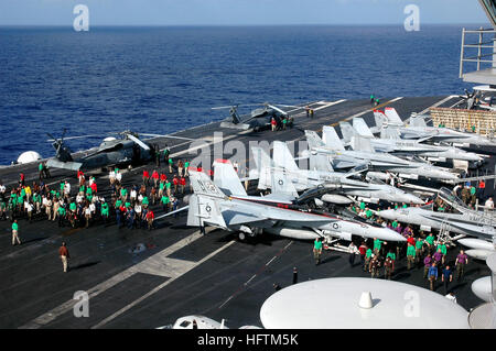 Les marins effectuent une marche contre les dommages causés par des corps étrangers (FOD) sur le poste de pilotage de l'USS Nimitz (CVN 68) pour assurer la sécurité opérationnelle. Le Carrier Strike Group est déployé à l'appui des opérations dans l'océan Pacifique et dans les zones de responsabilité du commandement central des États-Unis. Banque D'Images