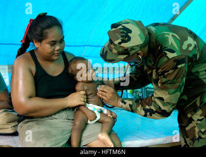 070416-N-4790M-128 TITIANA, Îles Salomon (16 avril 2007) - Le Lieutenant Cmdr. Karlwin Matthews fournit une aide médicale à un enfant autochtone. Matthews est un individu tireur d'hôpital naval de Balboa, San Diego, embarquée à bord de la commande de transport maritime militaire (MSC) des ship USNS Stockham (T-AK 3017). Stockham est déployé pour faciliter l'aide humanitaire après un séisme de magnitude 8,1 et le tsunami ont fait des victimes et d'importants dégâts dans la région. Stockham est l'un des 16 navires de la Marine de MSC d'Pre-Positioning Programme et dispose d'un équipage mixte de la Marine et des marins de la marine marchande. N AMÉRICAINE Banque D'Images