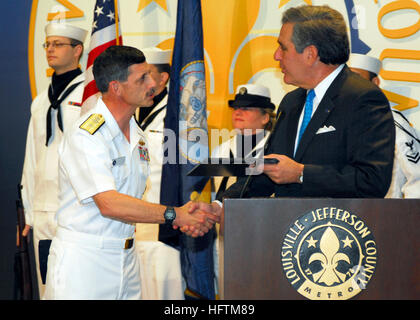 070416-N-2903M-015 Louisville, KY. (16 avril 2007) - Louisville le maire Jerry Abramsom présente, commandant deux Groupe aéronaval, arrière Adm. Michael C. Vitale avec une plaque proclamant du 16 au 21 avril pour être 'la semaine' de la Marine dans la ville de Louisville, à l'Hôtel de Ville. Vitale, diplômé de l'Université de Louisville, était en ville, comme l'officier supérieur de la marine participe à la Semaine de la Marine de Louisville. U.S. Navy photo by Mass Communication Specialist 1re classe Terry Matlock (publié) US Navy 070416-N-2903M-015 Louisville le maire Jerry Abramsom présente, commandant deux Groupe aéronaval, arrière Adm. Michael C. Vi Banque D'Images