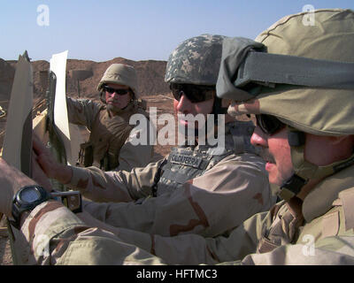 070419-N-8275M-009 CAMP Falloujah, en Irak (19 avril 2007) - 1ère classe Yeoman Mark Calcaterra aide le lieutenant Peter Simmons fixer une cible à un poste au Camp Fallujah la gamme d'armes nucléaires. Attaché à la 30e Seabees Construction Navale Regiment (30 RCN) a mené l'arme soutien la formation dans le cadre de leurs 14 mois de déploiement en Irak. Il y a près de 1 300 marins et soldats prenant en charge les efforts de construction dans la province d'Al Anbar en tant que partie de l'Iraq 30 RCN. U.S. Navy photo By Mass Communication Specialist chef Shane Montgomery (publié) US Navy 070419-N-8275M-009 Yeoman 1re classe Mark Ca Banque D'Images