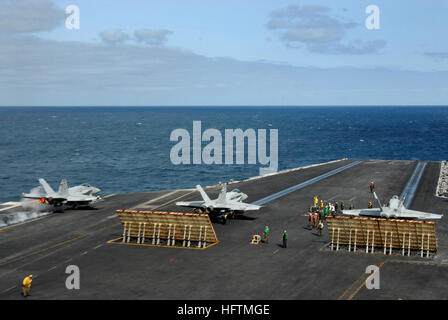 070419-N-3659B-057 de l'OCÉAN PACIFIQUE (19 avril 2007) - Un F/A-18C Hornet, affecté à la 'Stingers' de Strike Fighter Squadron (VFA) 113, lance à partir de la catapulte à bord trois USS Ronald Reagan (CVN 76) et deux autres Hornets attendre sur l'arc des catapultes dans le cadre de l'Escadre aérienne de transporteur (CVW) 14 revient à la maison. Un total de 465 membres de la famille et amis s'marins affectés au groupe aéronaval du Ronald Reagan pour une croisière de tigre et une chance de voir leurs proches au travail. U.S. Navy photo by Mass Communication Specialist 2e classe Joseph M. Buliavac (libéré) US Navy 070419-N-3659B-057 Une F-A-18C H Banque D'Images