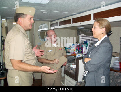 Le personnel de la Marine examine les remorques de voyage de la Federal Emergency Management Agency (FEMA) préparées pour loger les familles de la Marine disloquées par l'ouragan Katrina à Gulfport, Mississippi. Les opérations s'inscrivent dans le cadre des efforts d'aide humanitaire menés en coordination avec la FEMA pour fournir un abri temporaire et un soutien aux familles touchées. Banque D'Images