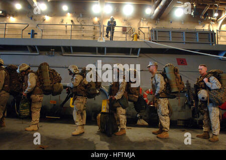 Les Marines de la 26e MEU embarquent dans une LCU de l'unité d'embarquement d'assaut 2 pour décharger les troupes et l'équipement de l'USS Bataan (LHD 5) lors d'un déploiement en mer d'Arabie dans le cadre du Bataan Expeditionary Strike Group. Banque D'Images